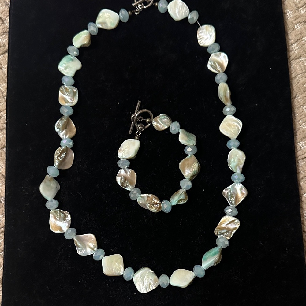 Elegant Mother of Pearl Necklace and Bracelet Set